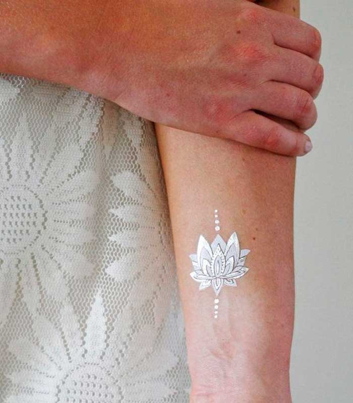 Tatuaje flor de loto blanca