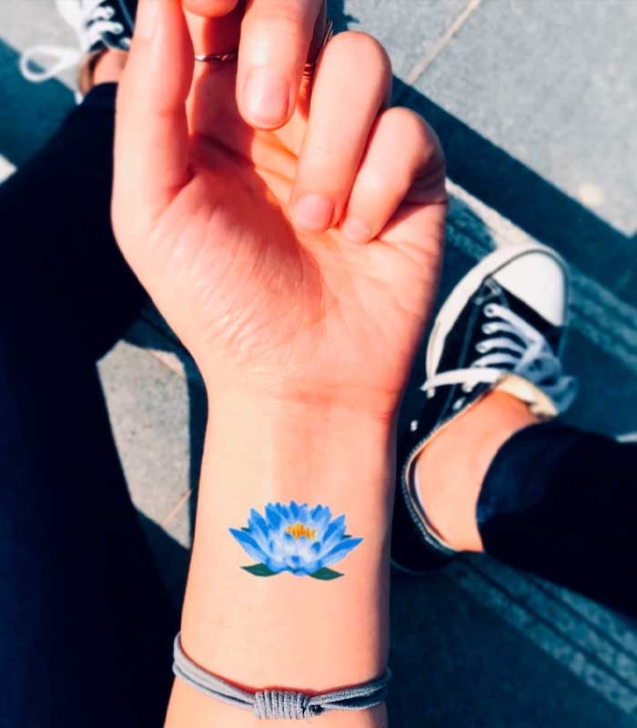Tatuaje flor de loto azul
