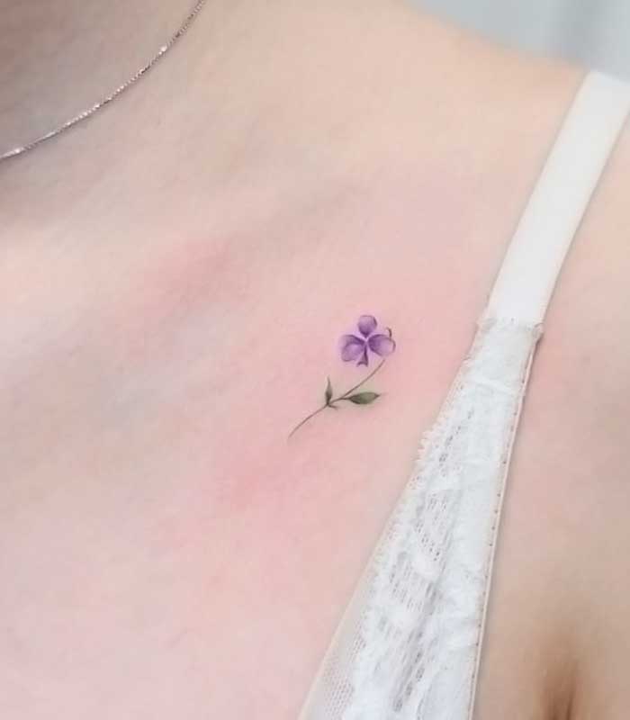 Tatuajes pequeños de flores