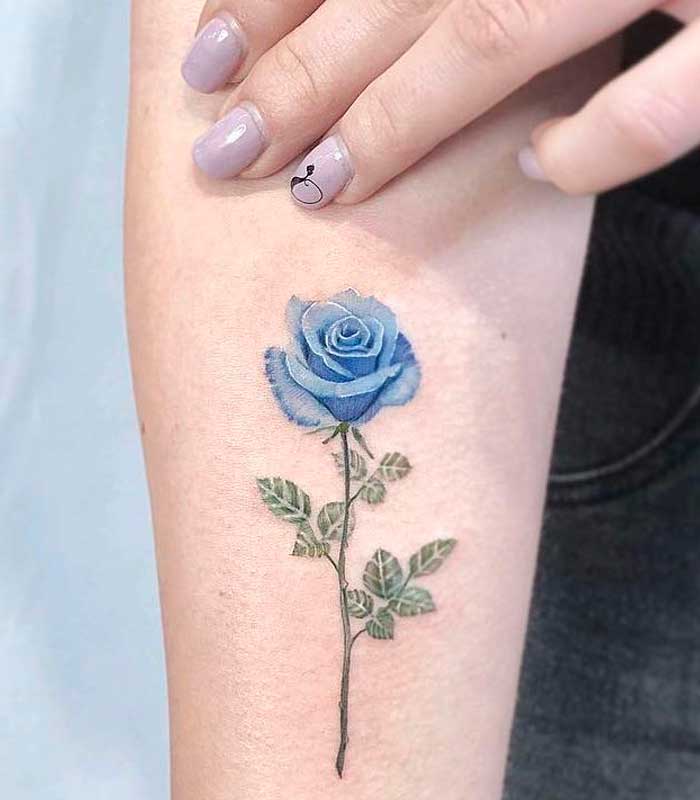 rosa azul tatuaje pequeño