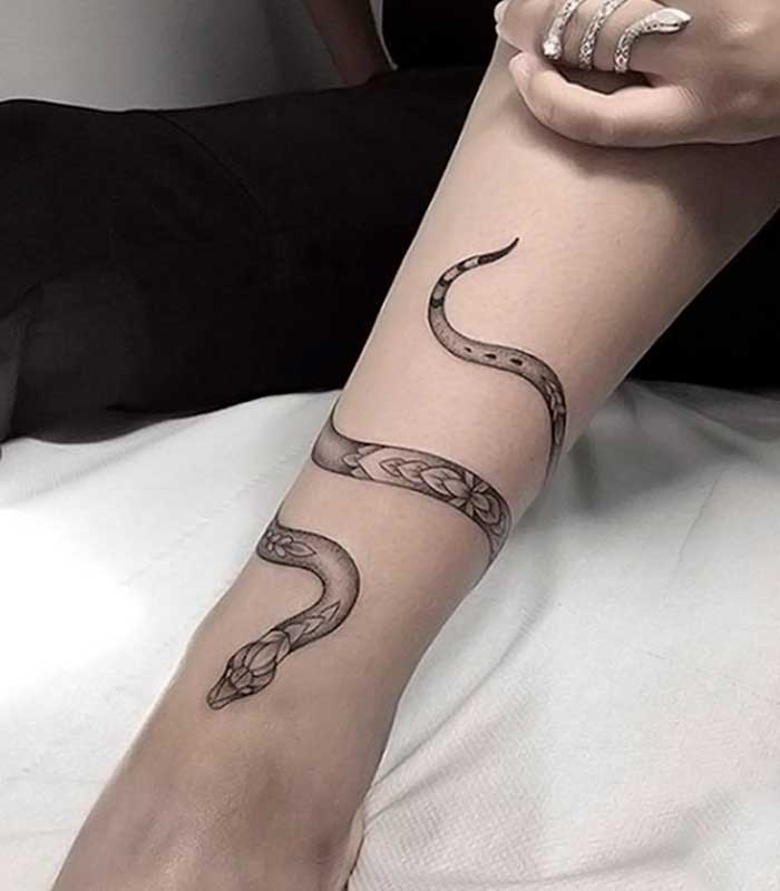 tatuajes de serpientes enroscadas en el brazo