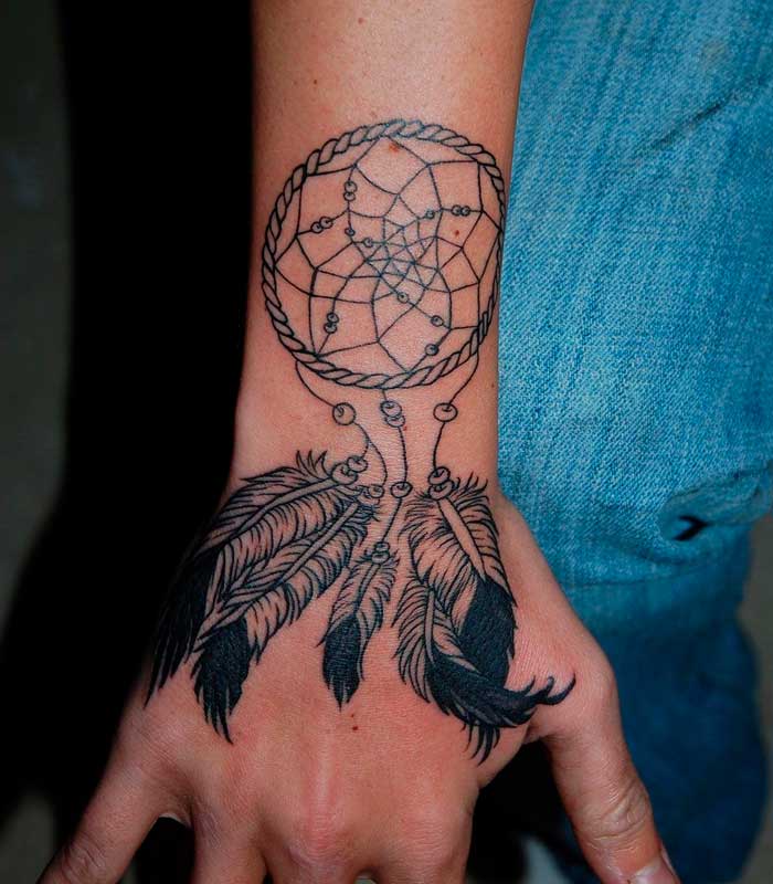 tatuajes de atrapasueños en la mano