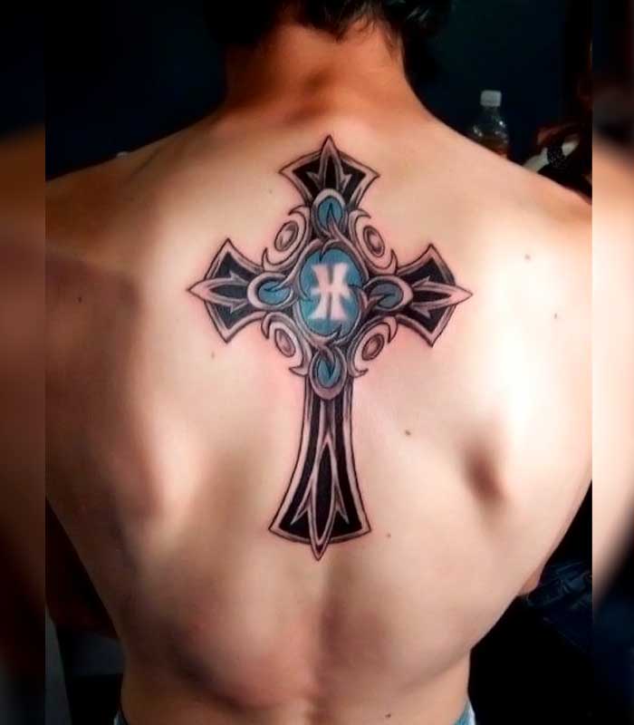 tatuajes de cruces en la espalda