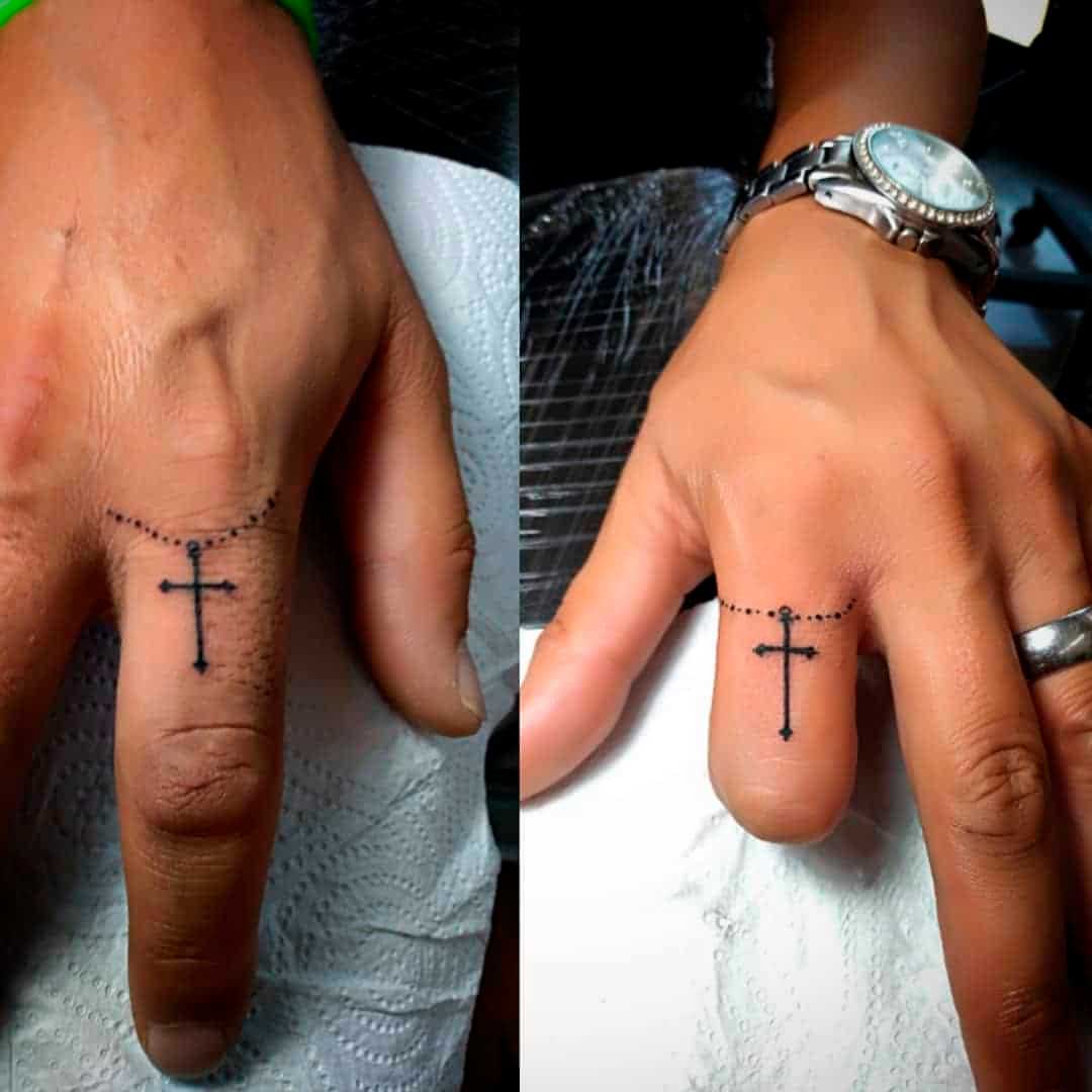 tatuajes de cruces en los dedos