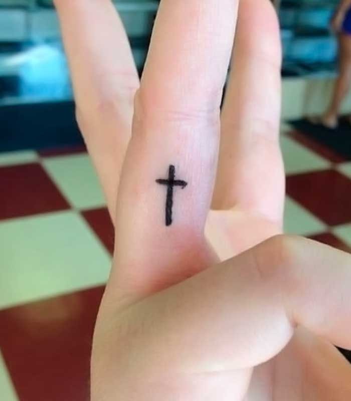 tatuajes de cruces pequeñas
