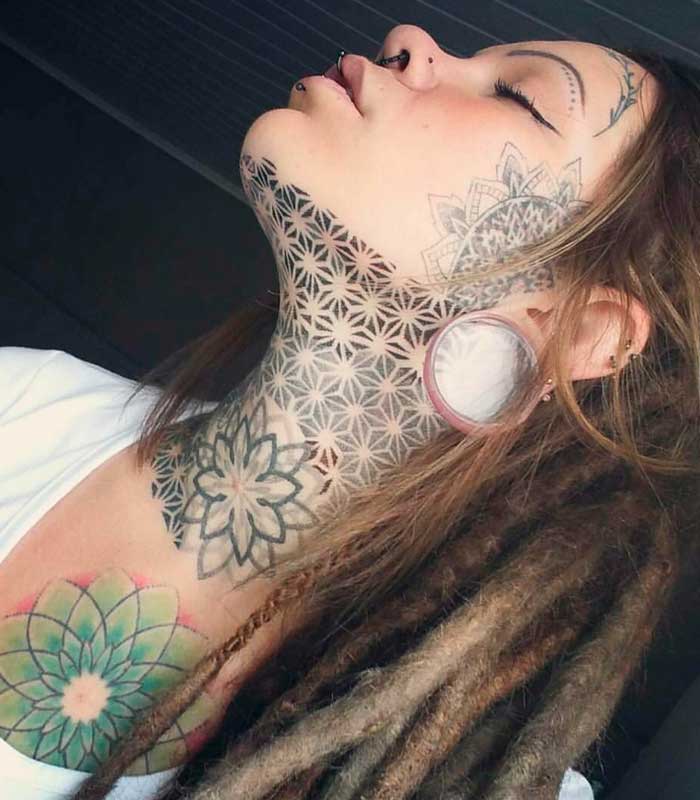 tatuajes geométricos en el cuello
