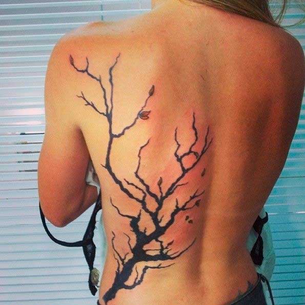 tatuajes de arboles en la espalda