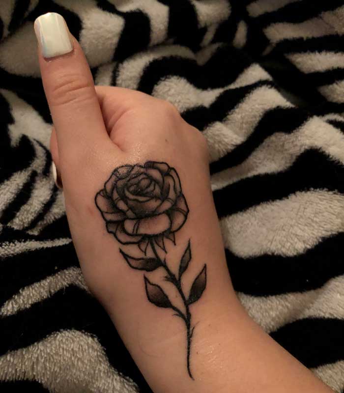 tatuajes de flores en la mano