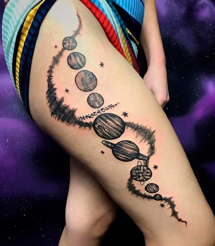 tatuajes de planetas en las piernas