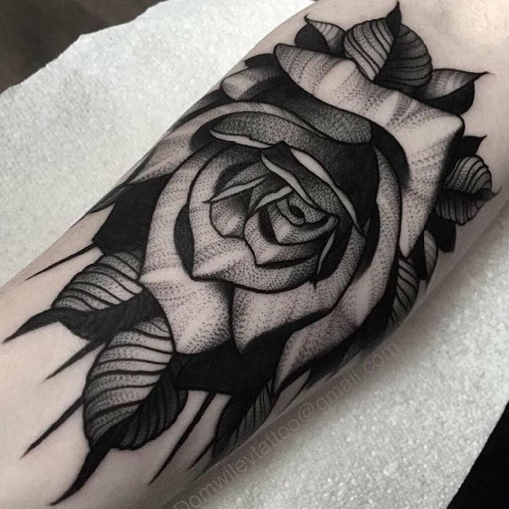 tatuajes de rosas negras 10