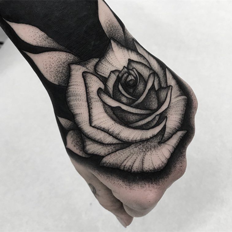 tatuajes de rosas negras 7