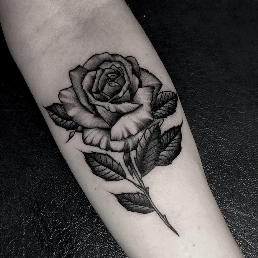 tatuajes de rosas negras 9