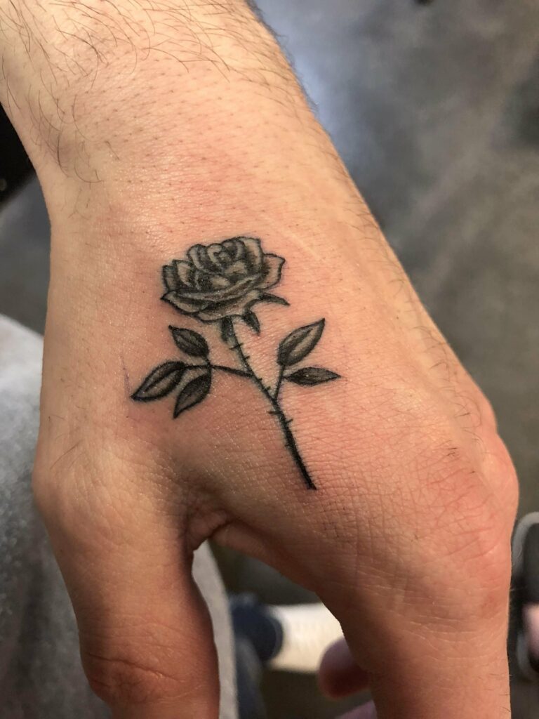 tatuajes de rosas para hombres 13