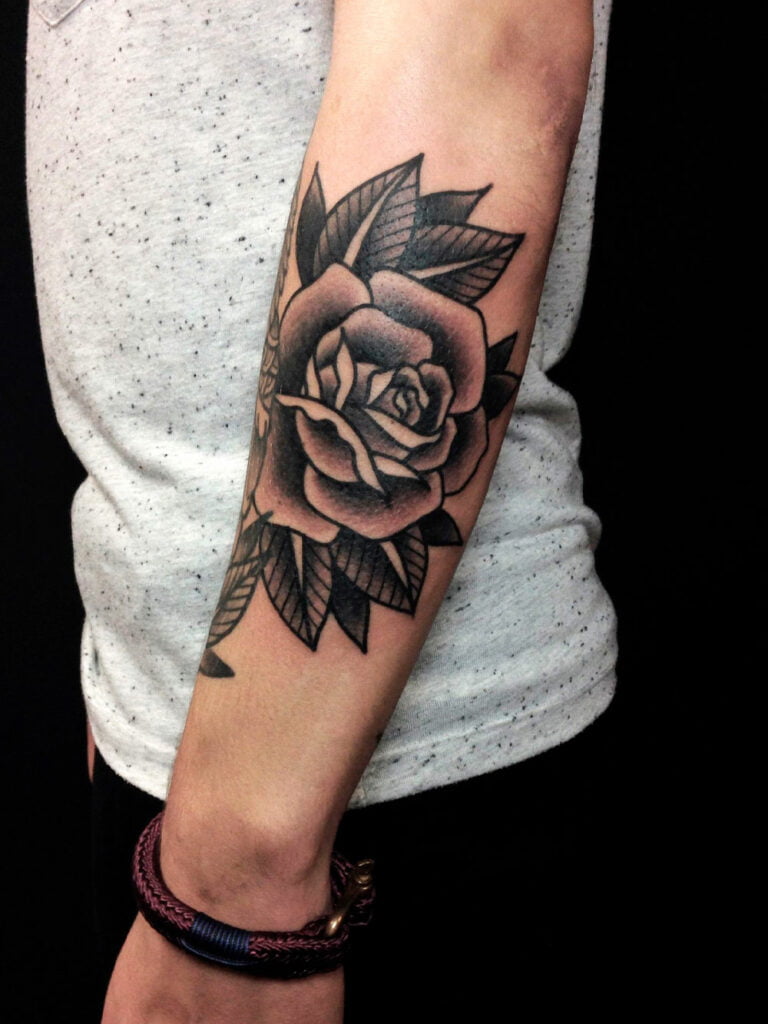 tatuajes de rosas para hombres 19