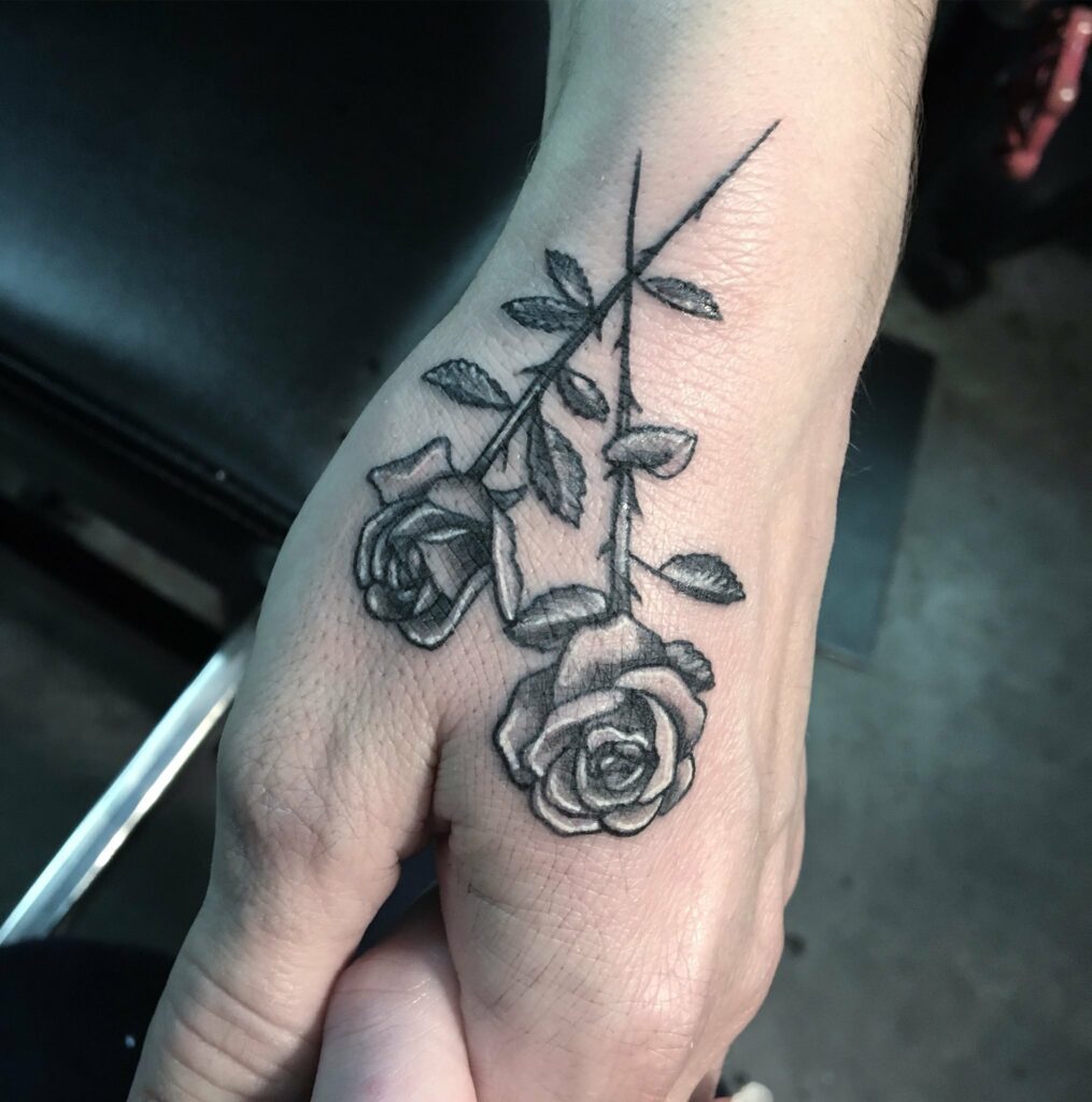 tatuajes de rosas para hombres 8