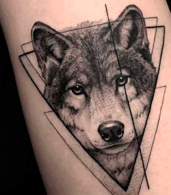 Tatuajes de lobos con triangulos