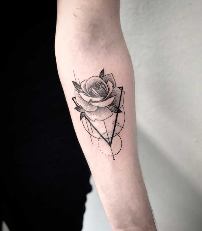 Tatuajes de triangulos con rosas