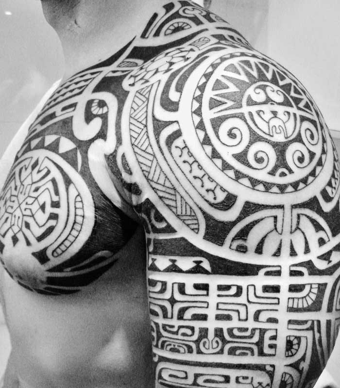 Tatuajes maories en el hombro