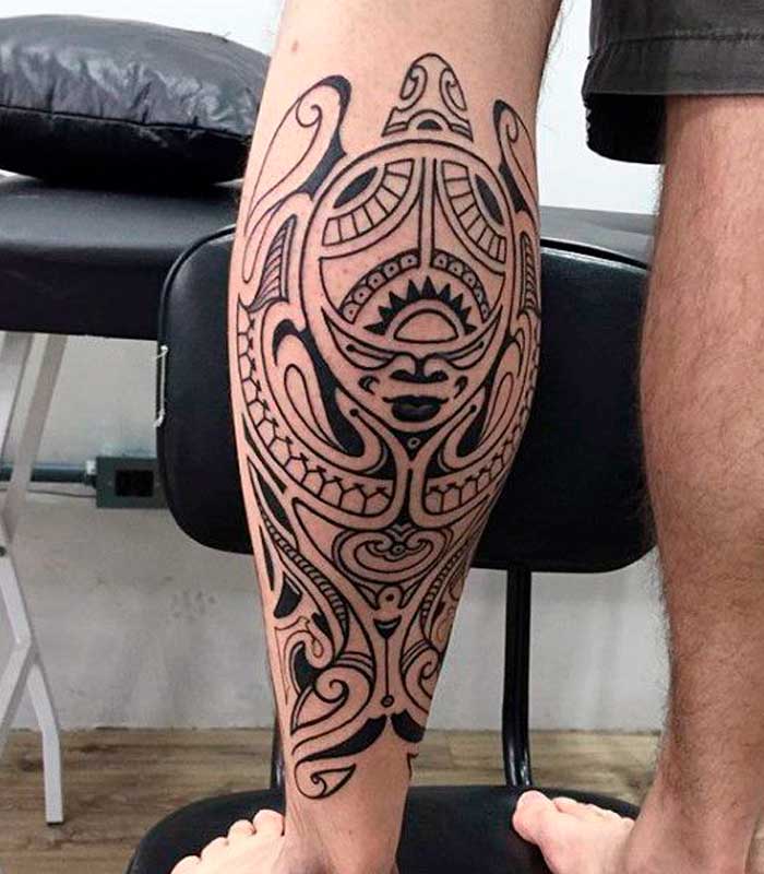 Tatuajes maories en la pierna