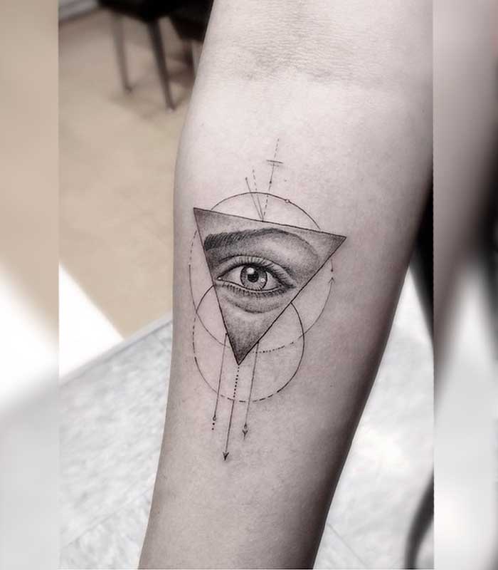 tatauajes de triangulos con ojos