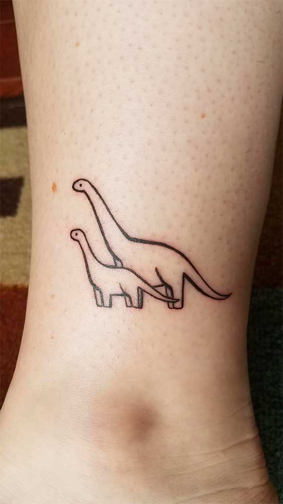 tattoo minimalista dinosaurio