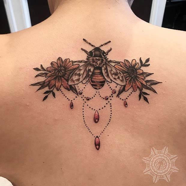 tattoos de abejas para mujeres