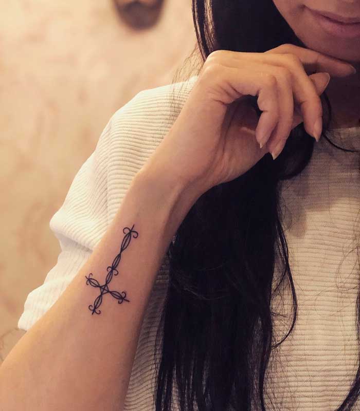 tattoos de cruces para chicas