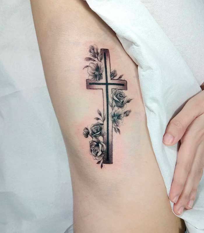 tattoos de cruces para damas