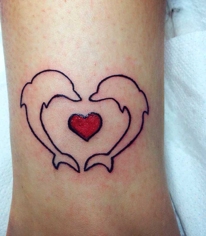 tattoos de delfines con forma de corazon