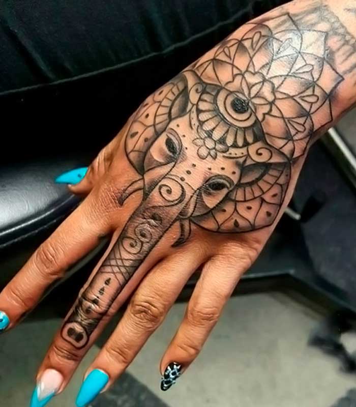 tattoos de elefantes en la mano