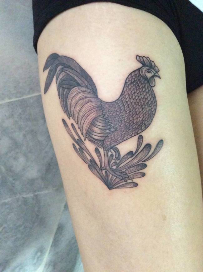 tattoos de gallos para mujeres