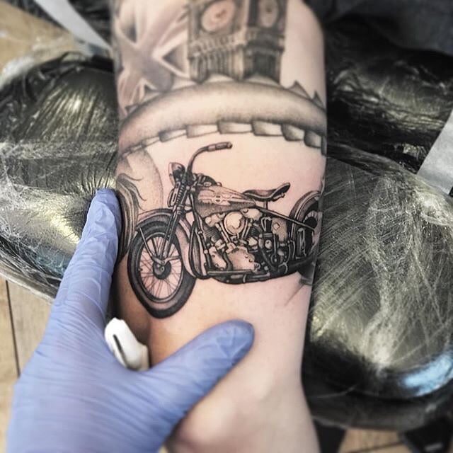 tattoos de motos para chicas