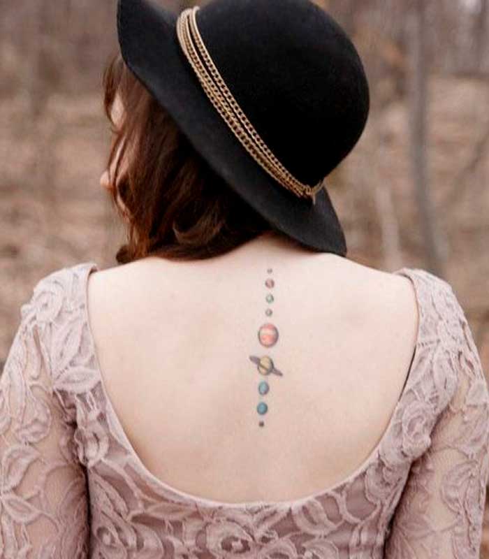 tattoos de planetas para mujeres