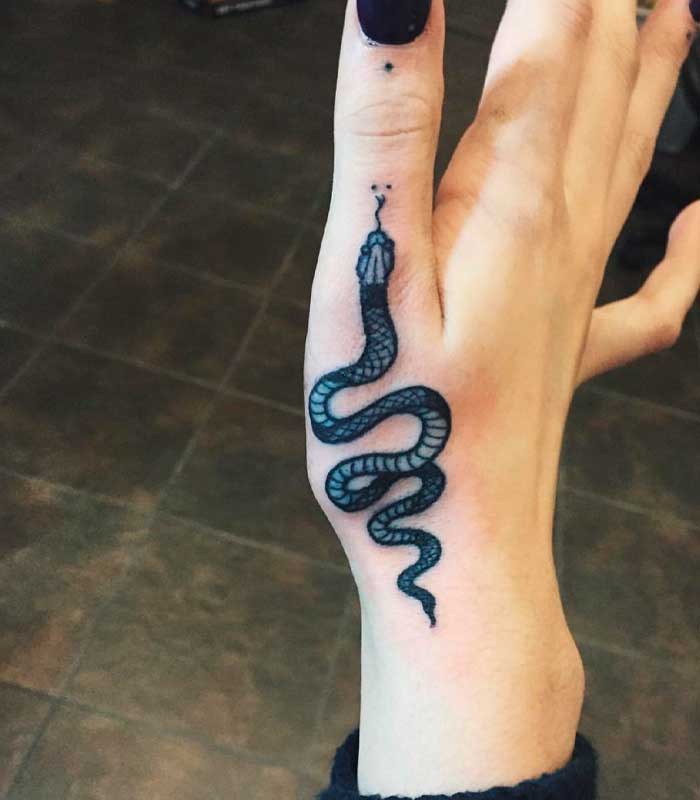 tattoos de serpientes en la mano