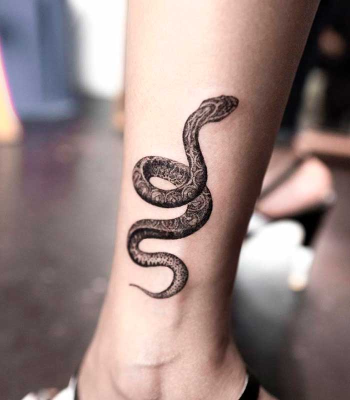 tattoos de serpientes en la pierna