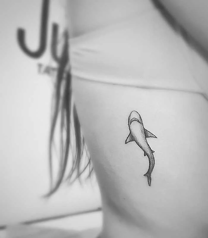 tattoos de tiburones para mujeres