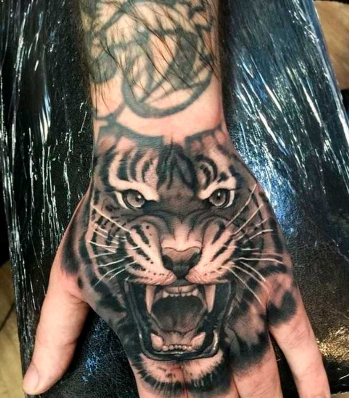 tattoos de tigres en la mano