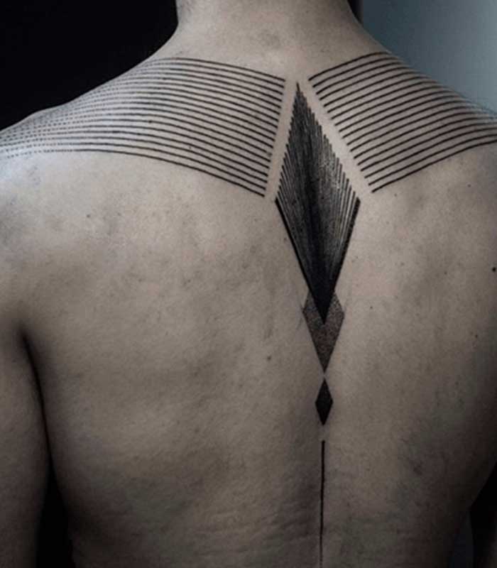 tattoos geometricos en la espalda