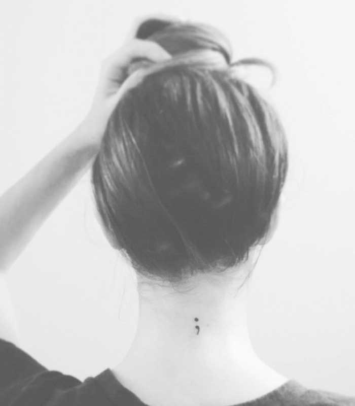 tattoos punto y coma en el cuello