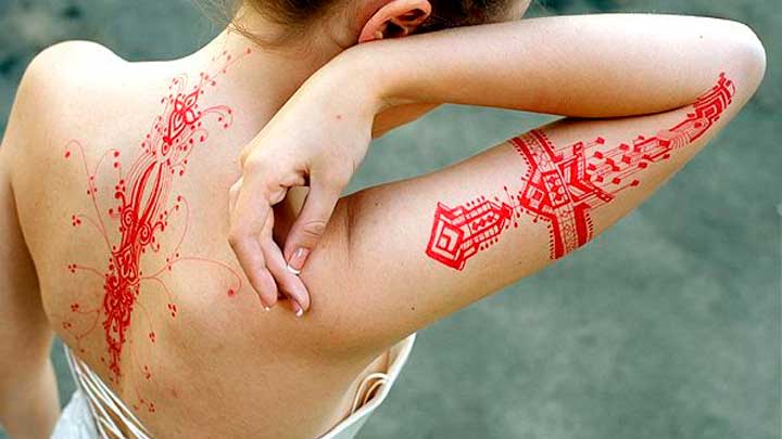 tattoos rojos para chicas