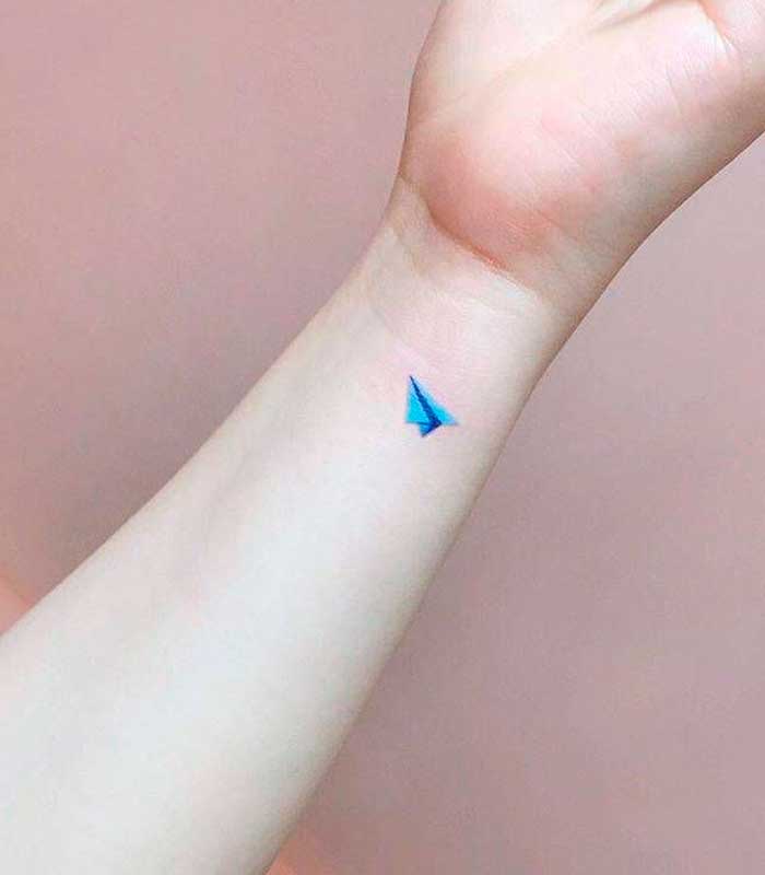 tatuaje azul avion de papel