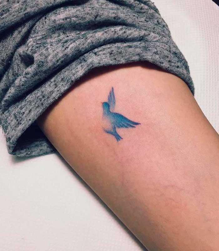 tatuaje azul de ave