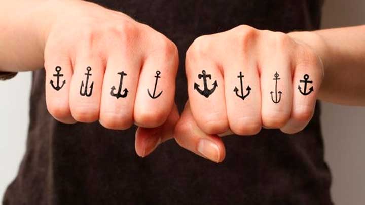 tatuaje de ancla en los dedos significadodetatuajes.org