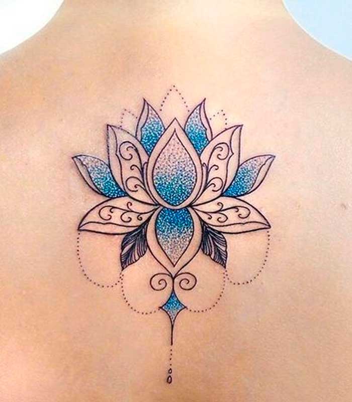 tatuaje de flor de loto para mujeres