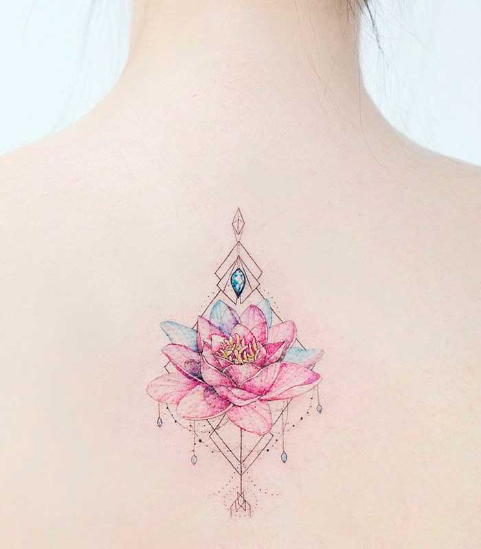 tatuaje de flor de loto rosada