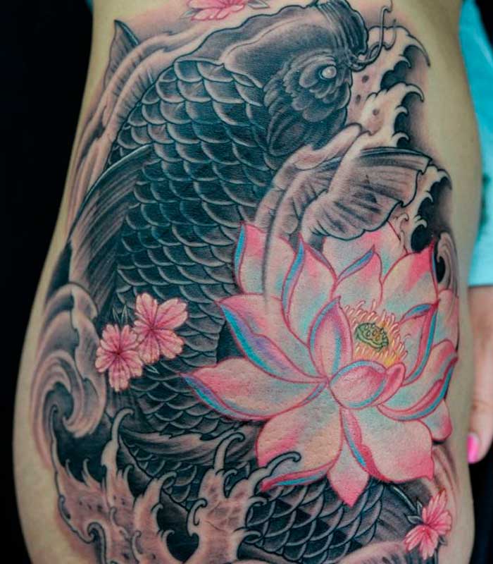 tatuaje de flor de loto y pez koi