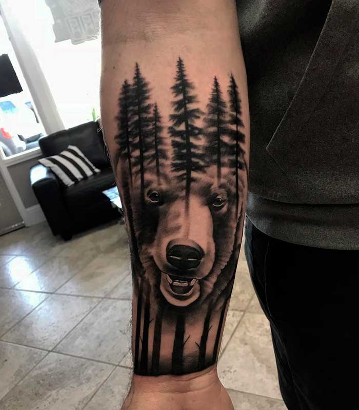 tatuaje de oso en bosque