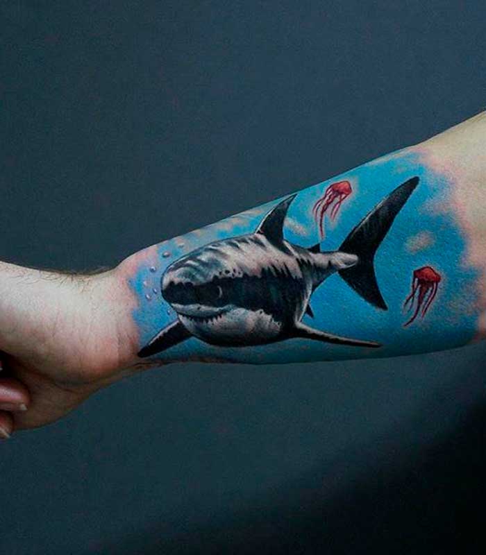 tatuaje de tiburon azul