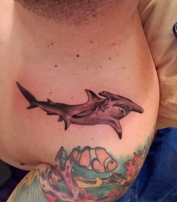 tatuaje de tiburon martillo