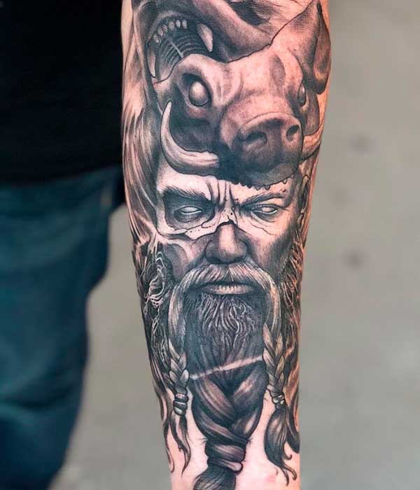 tatuaje de vikingo en el antebrazo